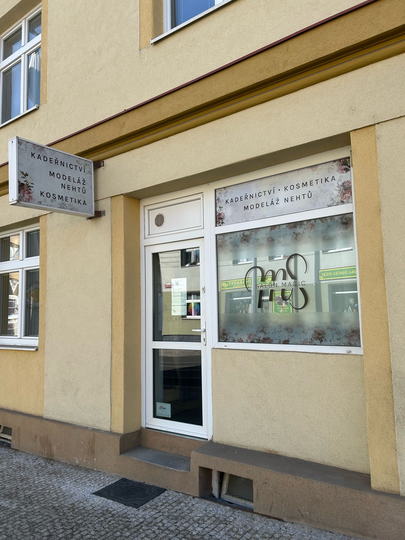 Vstup do Salonu Magic v Kobylisích na Klapkově ulici
